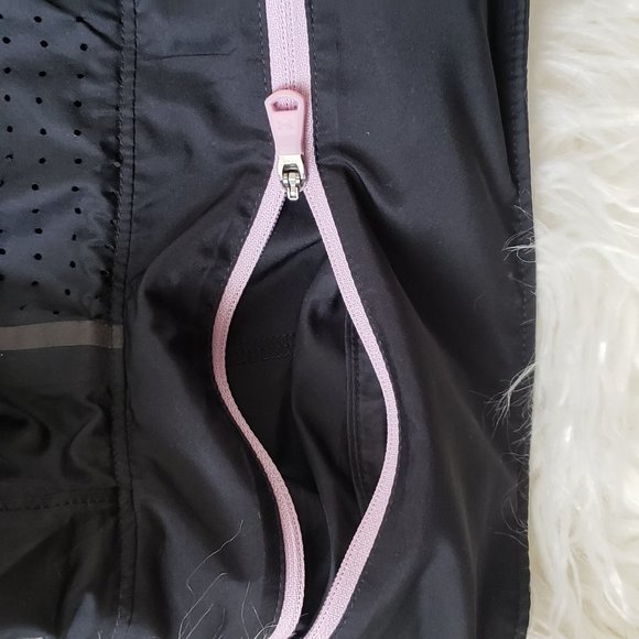 Under Armour Women's black windbreaker - Size Medium - LIKE NEW - Picture 4 of 8